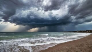 Plage orageuse avec nuages menaçants