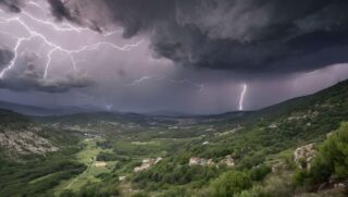 Paysage de vallée orageuse avec éclairs impressionnants