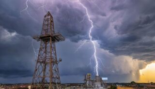 Tour métallique sous un orage électrique