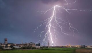 Éclairs puissants sur zone industrielle la nuit