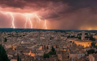 Ville ancienne sous un ciel orageux avec éclairs