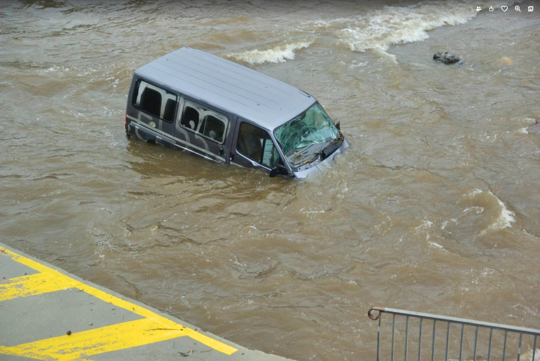 Fourgon submergé par une inondation