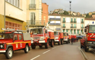 Camions de pompiers dans une rue urbaine