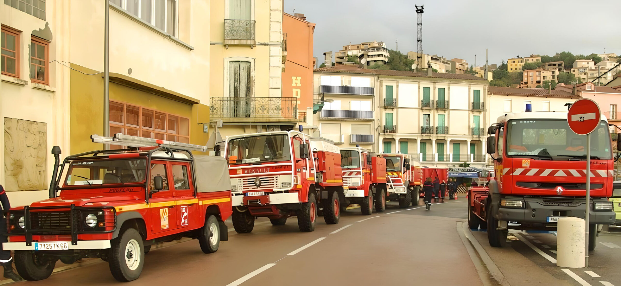 Camions de pompiers dans une rue urbaine